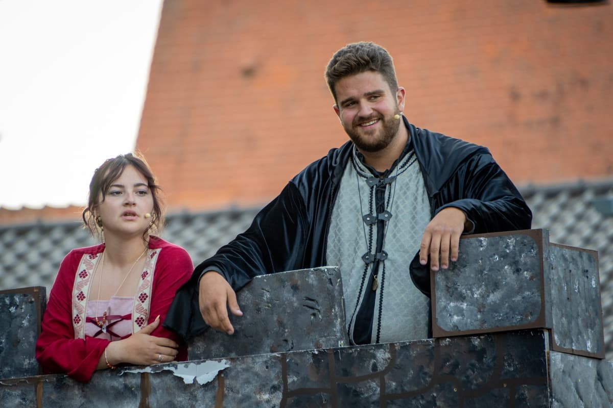 Gräfin Hedwig (Fernanda Fischer) und Graf Gottfried (Anton Rikart) auf den Burgzinnen