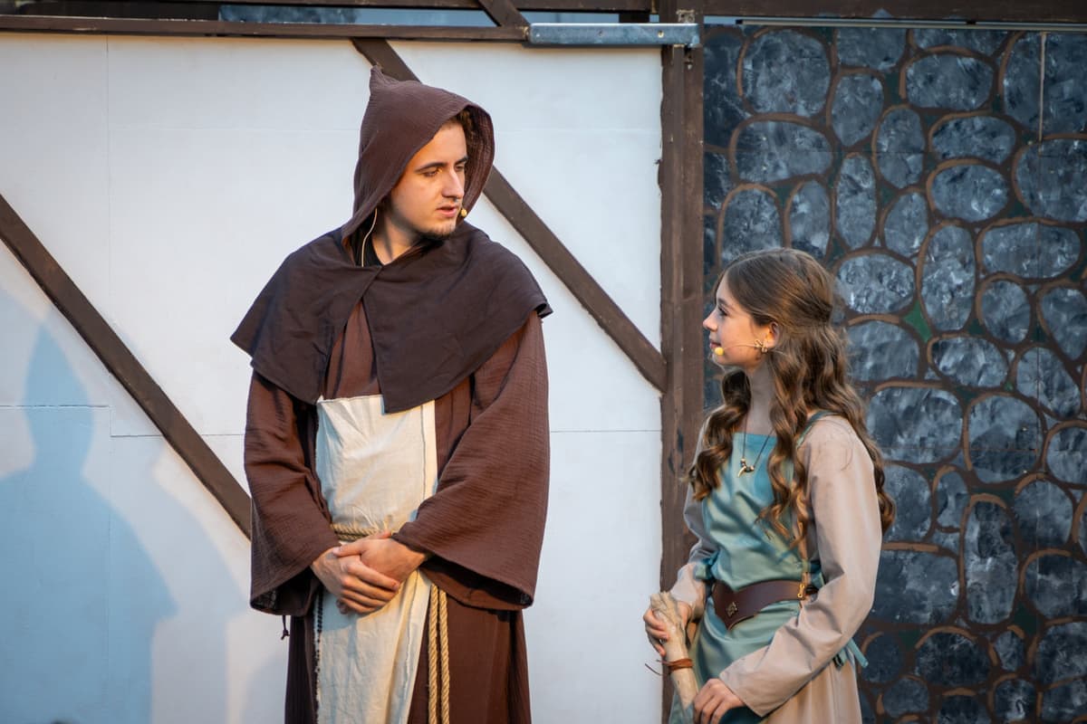Pater Rabanus (Fynn Hüttmann) bringt Emma (Lina Roos) das Lesen und Schreiben bei